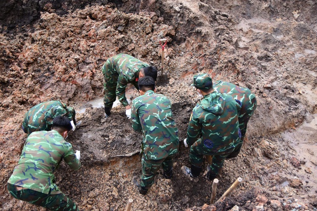 Tìm thấy thêm 8 bộ hài cốt liệt sĩ tại Công viên Lê Thị Riêng- Ảnh 1. Tìm thấy thêm 8 bộ hài cốt liệt sĩ tại Công viên Lê Thị Riêng- Ảnh 1.