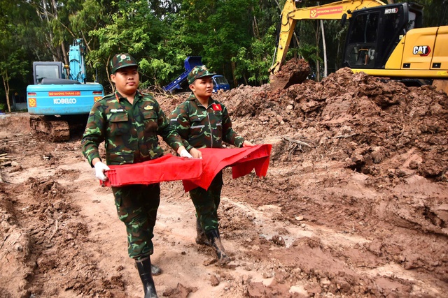 Tìm thấy thêm 8 bộ hài cốt liệt sĩ tại Công viên Lê Thị Riêng- Ảnh 2. Tìm thấy thêm 8 bộ hài cốt liệt sĩ tại Công viên Lê Thị Riêng- Ảnh 2.