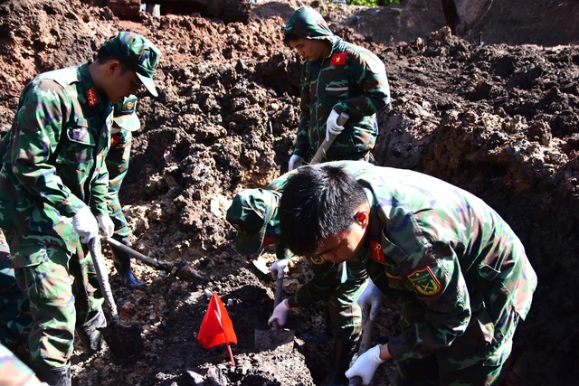 Phát hiện thêm 14 hài cốt liệt sĩ tại Công viên Văn hóa Lê Thị Riêng- Ảnh 2. Phát hiện thêm 14 hài cốt liệt sĩ tại Công viên Văn hóa Lê Thị Riêng- Ảnh 2.