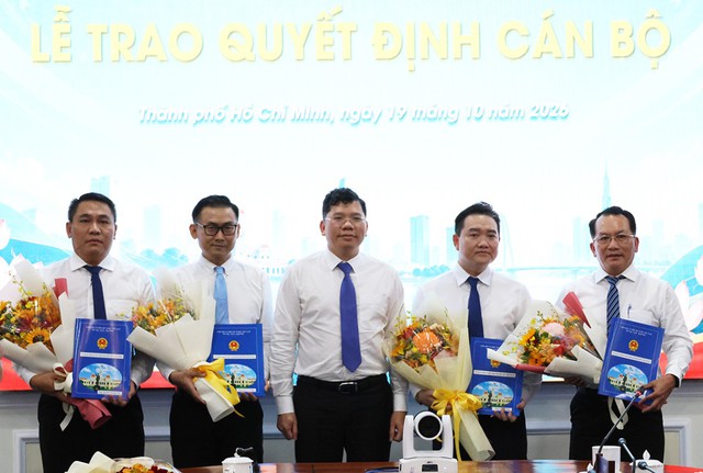 Lãnh đạo TPHCM trao quyết định điều động, bổ nhiệm nhiều cán bộ- Ảnh 1. Lãnh đạo TPHCM trao quyết định điều động, bổ nhiệm nhiều cán bộ- Ảnh 1.