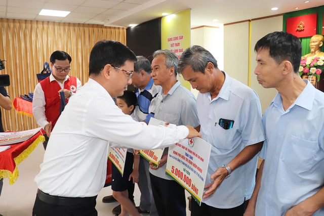 Thành phố hỗ trợ 400 bệnh nhân hiểm nghèo có hoàn cảnh đặc biệt- Ảnh 1. Thành phố hỗ trợ 400 bệnh nhân hiểm nghèo có hoàn cảnh đặc biệt- Ảnh 1.
