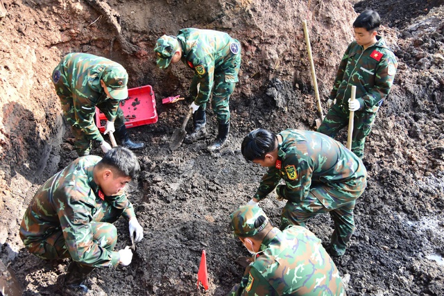 Tổ chức truy điệu, an táng hài cốt liệt sĩ tìm kiếm tại Công viên Lê Thị Riêng- Ảnh 2. Tổ chức truy điệu, an táng hài cốt liệt sĩ tìm kiếm tại Công viên Lê Thị Riêng- Ảnh 2.