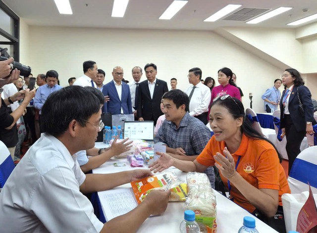 Kết nối thị trường, phát triển chuỗi giá trị hàng hóa giữa TPHCM và các tỉnh, thành- Ảnh 4. Kết nối thị trường, phát triển chuỗi giá trị hàng hóa giữa TPHCM và các tỉnh, thành- Ảnh 4.