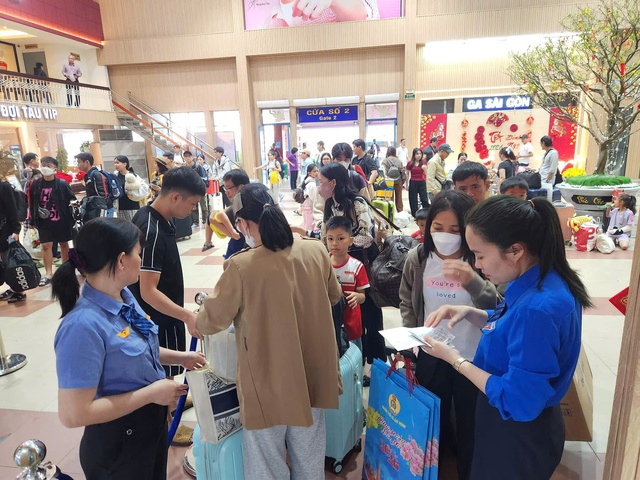 Chuyến tàu "Công đoàn - Xuân 2026" đưa gần 3000 đoàn viên về quê đón Tết- Ảnh 3.