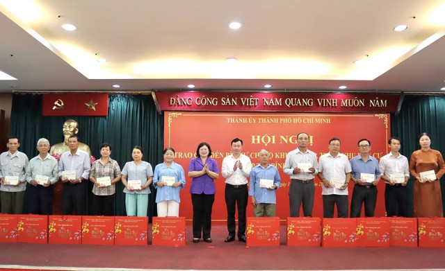 Thành ủy TPHCM trao quà Tết đến 261 Bí thư chi bộ - Ảnh 1.