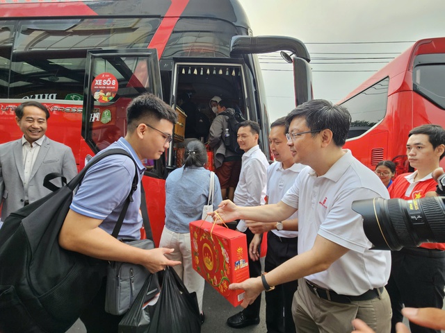 Hàng nghìn người lao động về quê đón Tết trên những chuyến xe miễn phí - Ảnh 3.