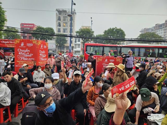 Hàng nghìn người lao động về quê đón Tết trên những chuyến xe miễn phí - Ảnh 2.