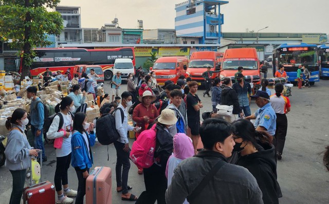 Các bến xe, sân bay trên địa bàn ghi nhận lượng hành khách tăng kỷ lục- Ảnh 1. Các bến xe, sân bay trên địa bàn ghi nhận lượng hành khách tăng kỷ lục- Ảnh 1.