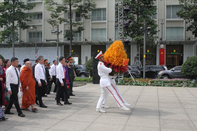 Lãnh đạo TPHCM tưởng nhớ Chủ tịch Hồ Chí Minh, các Mẹ Việt Nam Anh hùng, Anh hùng liệt sĩ- Ảnh 1.