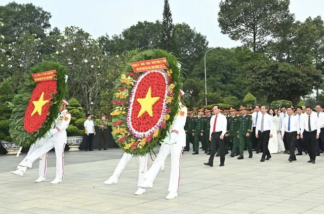 Lãnh đạo TPHCM tưởng nhớ Chủ tịch Hồ Chí Minh, các Mẹ Việt Nam Anh hùng, Anh hùng liệt sĩ- Ảnh 2.
