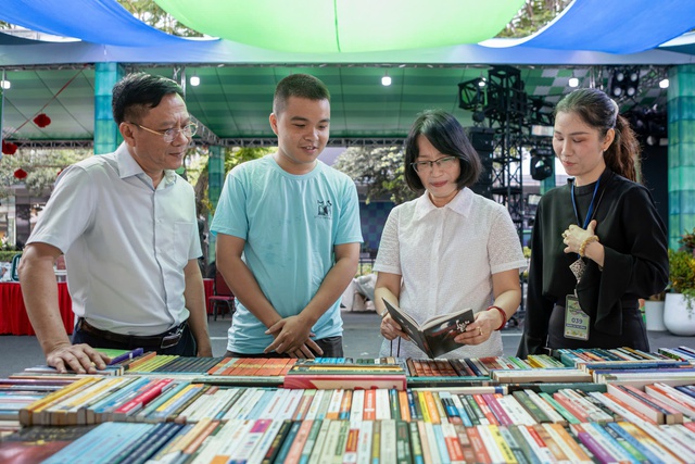 Đường sách Tết Bính Ngọ sẵn sàng đón người dân và du khách- Ảnh 1.