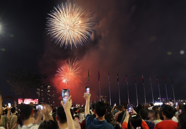 Người dân và du khách hân hoan ngắm pháo hoa đón Giao thừa Xuân Bính Ngọ- Ảnh 2.