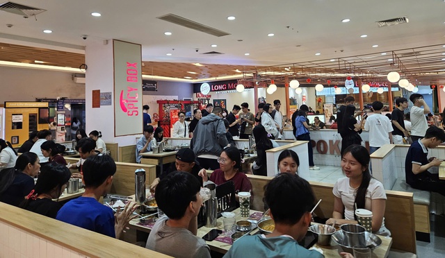 Siêu thị, trung tâm thương mại tại TPHCM kín khách trong ngày cuối nghỉ Tết- Ảnh 2. Siêu thị, trung tâm thương mại tại TPHCM kín khách trong ngày cuối nghỉ Tết- Ảnh 2.