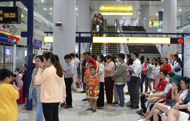 Metro số 1 đã vận chuyển hơn 571.000 lượt hành khách dịp cao điểm Tết- Ảnh 1.
