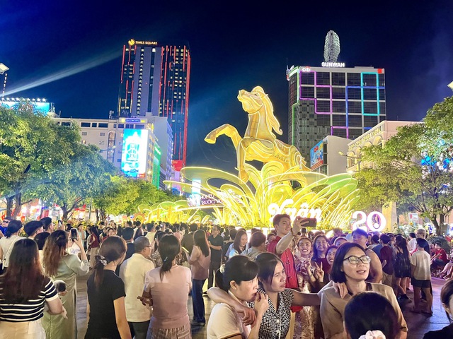 Hơn 1,8 triệu lượt khách tham quan thưởng lãm tại đường hoa Nguyễn Huệ- Ảnh 1. Hơn 1,8 triệu lượt khách tham quan thưởng lãm tại đường hoa Nguyễn Huệ- Ảnh 1.