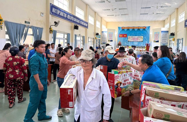 Sôi nổi Ngày hội “Xuân đoàn kết - Tết nghĩa tình” tại TPHCM- Ảnh 2.