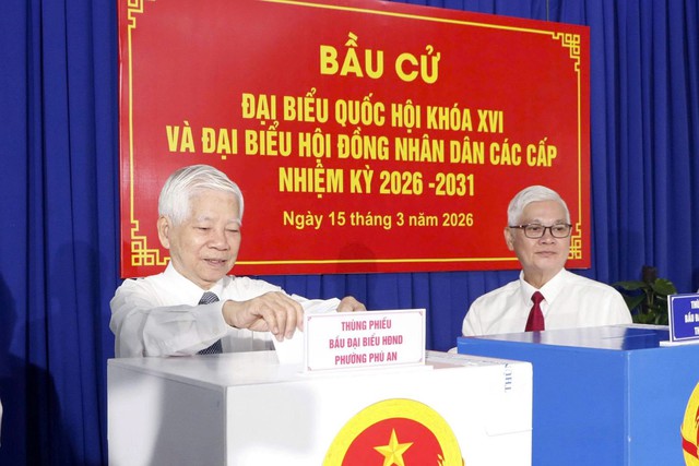 Nguyên Chủ tịch nước Nguyễn Minh Triết bỏ phiếu tại phường Phú An - TPHCM- Ảnh 2. Nguyên Chủ tịch nước Nguyễn Minh Triết bỏ phiếu tại phường Phú An - TPHCM- Ảnh 2.