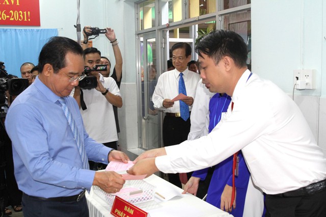 Hàng triệu cử tri TPHCM nô nức đi bầu cử sáng 15/3- Ảnh 4.