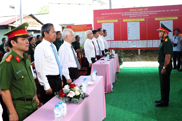 Nguyên Chủ tịch nước Nguyễn Minh Triết bỏ phiếu tại phường Phú An - TPHCM- Ảnh 1. Nguyên Chủ tịch nước Nguyễn Minh Triết bỏ phiếu tại phường Phú An - TPHCM- Ảnh 1.