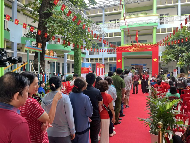 Tỉ lệ cử tri đi bầu cử tại TPHCM đạt 99%- Ảnh 1. Tỉ lệ cử tri đi bầu cử tại TPHCM đạt 99%- Ảnh 1.
