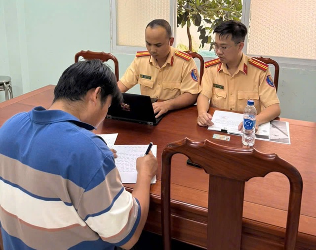 Xử lý nghiêm các trường hợp đăng tải thông tin sai sự thật, xuyên tạc về lực lượng CSGT - Ảnh 2.