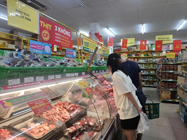 TPHCM bảo đảm nguồn cung xăng dầu, kiểm soát giá cả hàng hóa ổn định- Ảnh 1.