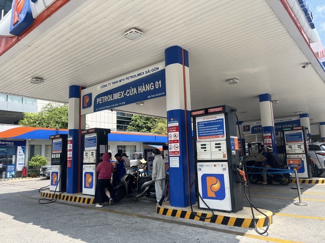 TPHCM bảo đảm nguồn cung xăng dầu, kiểm soát giá cả hàng hóa ổn định- Ảnh 2.