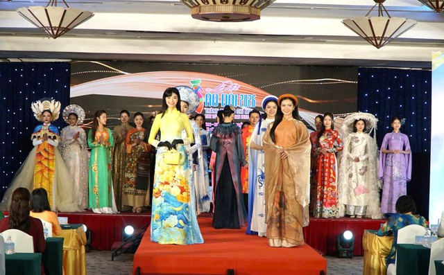 Lễ hội áo dài TPHCM lần thứ 12 - Nơi tôn vinh vẻ đẹp của áo dài Việt Nam trong đời sống hiện đại- Ảnh 1. Lễ hội áo dài TPHCM lần thứ 12 - Nơi tôn vinh vẻ đẹp của áo dài Việt Nam trong đời sống hiện đại- Ảnh 1.