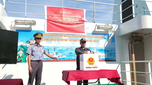 Lực lượng đang làm nhiệm vụ trên vùng biển chủ quyền của Tổ quốc thực hiện bầu cử sớm- Ảnh 4.