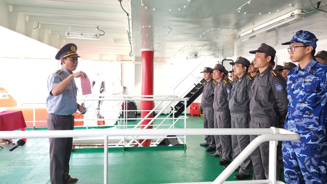 Lực lượng đang làm nhiệm vụ trên vùng biển chủ quyền của Tổ quốc thực hiện bầu cử sớm- Ảnh 1.