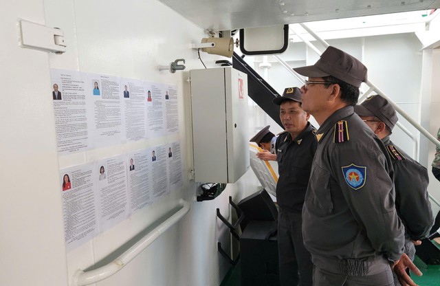 Lực lượng đang làm nhiệm vụ trên vùng biển chủ quyền của Tổ quốc thực hiện bầu cử sớm- Ảnh 2.