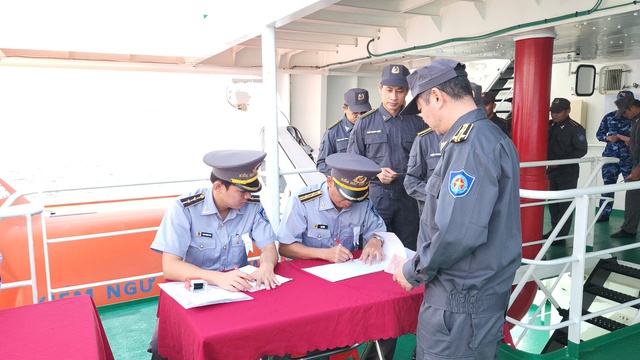 Lực lượng đang làm nhiệm vụ trên vùng biển chủ quyền của Tổ quốc thực hiện bầu cử sớm- Ảnh 3.