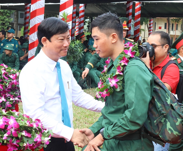 Thanh niên TPHCM hăng hái lên đường nhập ngũ- Ảnh 5.