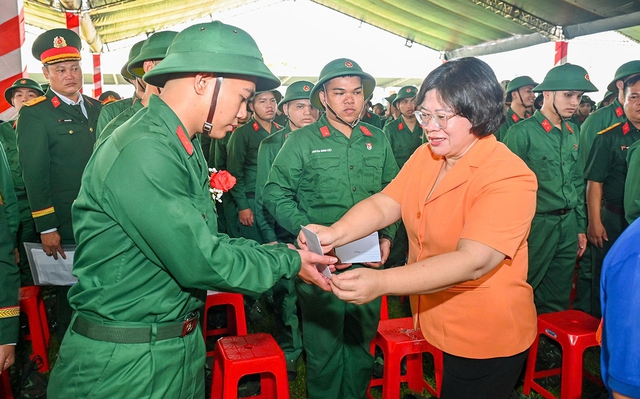 Thanh niên TPHCM hăng hái lên đường nhập ngũ- Ảnh 7.