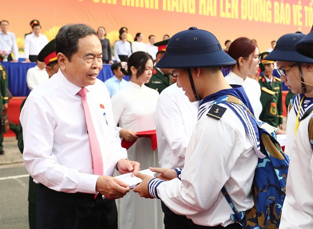 Thanh niên TPHCM hăng hái lên đường nhập ngũ- Ảnh 2.