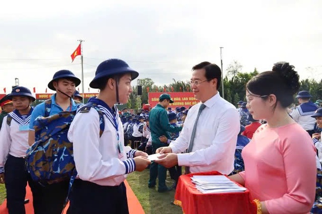 Thanh niên TPHCM hăng hái lên đường nhập ngũ- Ảnh 8.