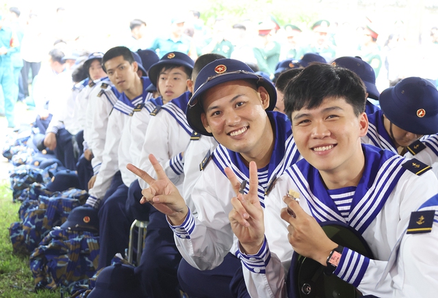 Thanh niên TPHCM hăng hái lên đường nhập ngũ- Ảnh 6.