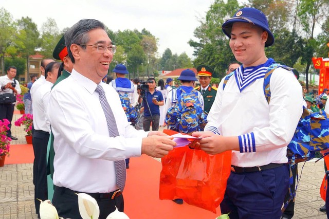 Thanh niên TPHCM hăng hái lên đường nhập ngũ- Ảnh 9.