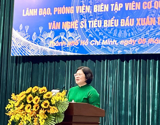 Lãnh đạo Thành phố gặp gỡ, tuyên dương nhà báo, văn nghệ sĩ tiêu biểu - Ảnh 2.