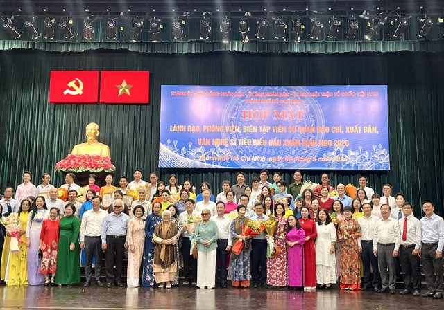 Lãnh đạo Thành phố gặp gỡ, tuyên dương nhà báo, văn nghệ sĩ tiêu biểu - Ảnh 3.