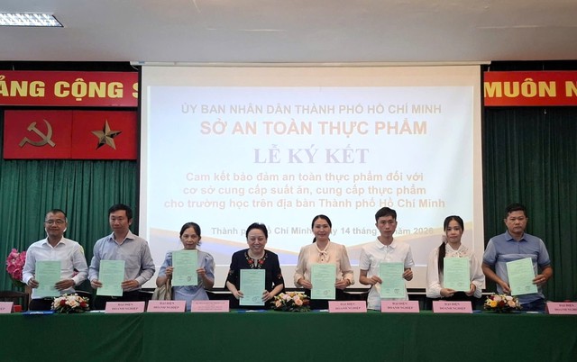 Các doanh nghiệp ký cam kết bảo đảm an toàn thực phẩm suất ăn học đường- Ảnh 1.
