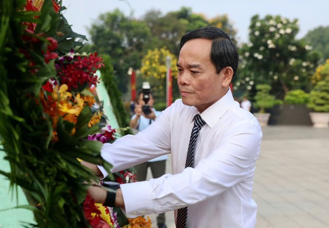 Lãnh đạo TPHCM dâng hương, dâng hoa tưởng niệm các Mẹ Việt Nam anh hùng, anh hùng liệt sĩ nhân dịp 30/4- Ảnh 2.