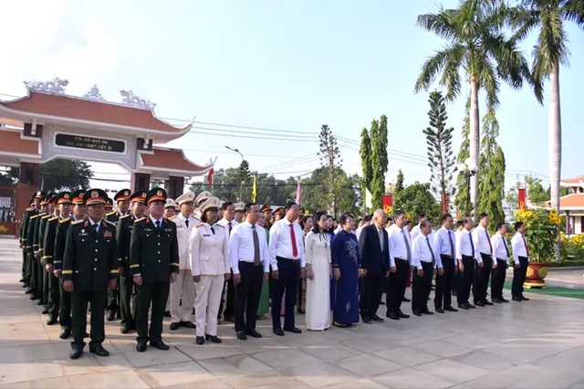 Lãnh đạo TPHCM dâng hương, dâng hoa tưởng niệm các Mẹ Việt Nam anh hùng, anh hùng liệt sĩ nhân dịp 30/4- Ảnh 4.