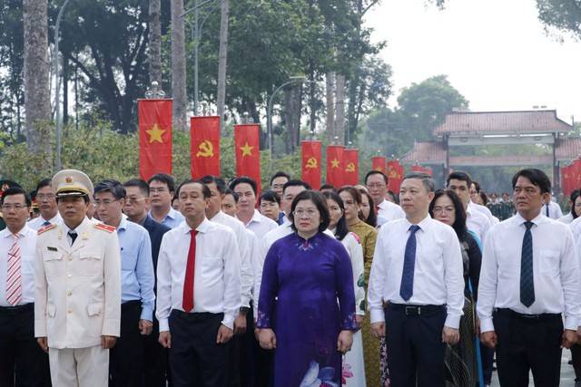 Lãnh đạo TPHCM dâng hương, dâng hoa tưởng niệm các Mẹ Việt Nam anh hùng, anh hùng liệt sĩ nhân dịp 30/4- Ảnh 3.