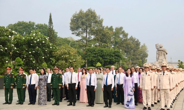 Lãnh đạo TPHCM dâng hương, dâng hoa tưởng niệm các Mẹ Việt Nam anh hùng, anh hùng liệt sĩ nhân dịp 30/4- Ảnh 1.