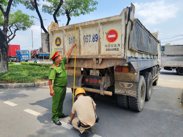 TPHCM rà soát, kiểm tra xe tải tự đổ, sơ mi rơ moóc từ 15 tấn trở lên- Ảnh 1.
