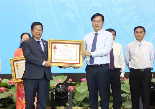 Phong trào thi đua yêu nước gắn với mục tiêu tăng trưởng của Thành phố- Ảnh 1. Phong trào thi đua yêu nước gắn với mục tiêu tăng trưởng của Thành phố- Ảnh 1.