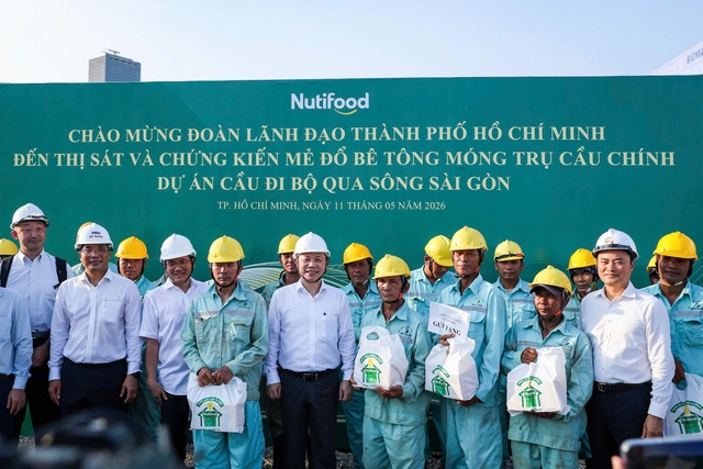 Lãnh đạo Thành phố chứng kiến công tác đổ bê tông trụ chính cầu đi bộ qua sông Sài Gòn- Ảnh 4.