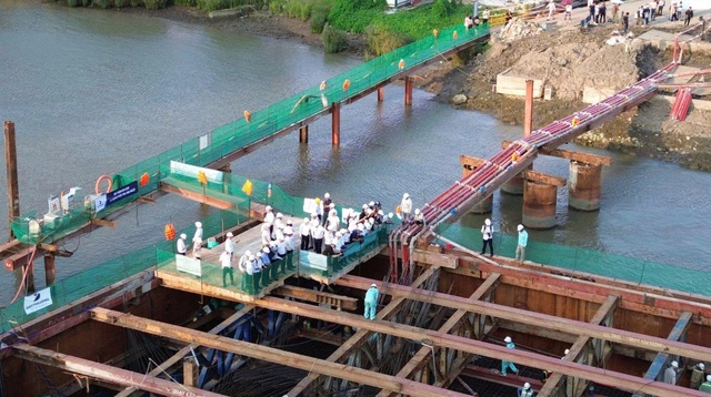 Lãnh đạo Thành phố chứng kiến công tác đổ bê tông trụ chính cầu đi bộ qua sông Sài Gòn- Ảnh 2.