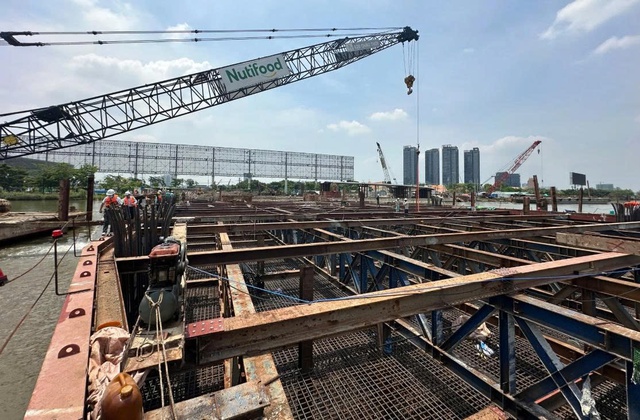Lãnh đạo Thành phố chứng kiến công tác đổ bê tông trụ chính cầu đi bộ qua sông Sài Gòn- Ảnh 3.